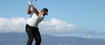 El líder Hideki Matsuyama de Japón juega su tiro desde el tee 11 durante la segunda ronda de The Sentry en Plantation Course en Kapalua Golf Club el viernes. (Sara Stier)