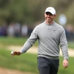 Rory McIlroy reconoce a la multitud después de su inicio de la ronda de apertura en uno en el torneo Pro-Am de PGA Tour Pebble Beach en California el jueves (Ezra Shaw)