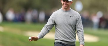 Rory McIlroy reconoce a la multitud después de su inicio de la ronda de apertura en uno en el torneo Pro-Am de PGA Tour Pebble Beach en California el jueves (Ezra Shaw)