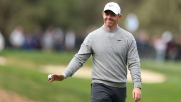 Rory McIlroy reconoce a la multitud después de su inicio de la ronda de apertura en uno en el torneo Pro-Am de PGA Tour Pebble Beach en California el jueves (Ezra Shaw)