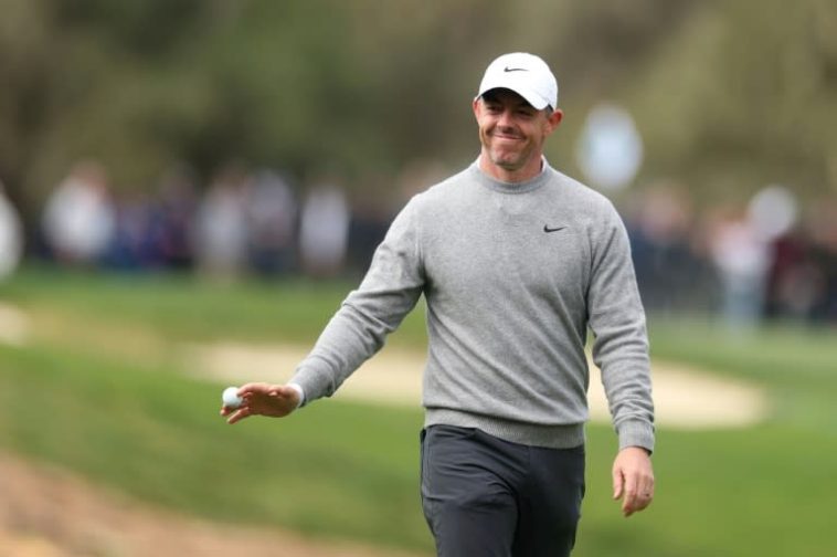 Rory McIlroy reconoce a la multitud después de su inicio de la ronda de apertura en uno en el torneo Pro-Am de PGA Tour Pebble Beach en California el jueves (Ezra Shaw)