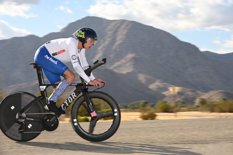 Ryan Collins montando una bicicleta Factor