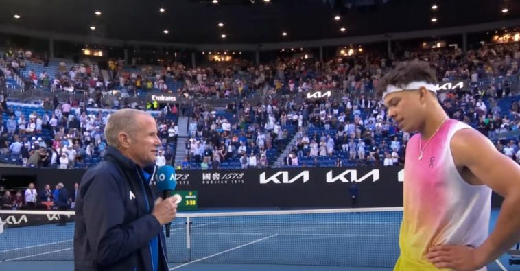 Ben Shelton y el entrevistador en la cancha