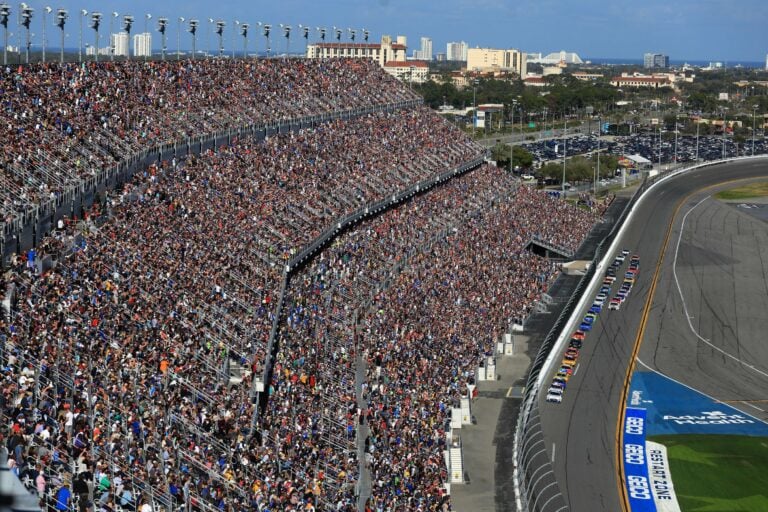 NASCAR impide que Mike Wallace corra en las 500 Millas de Daytona