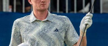 Nick Dunlap mira hacia la calle antes de su hora de salida con el grupo líder en uno de los campos del estadio Pete Dye durante la ronda final de The American Express en PGA West en La Quinta, California, el domingo 21 de enero de 2024.