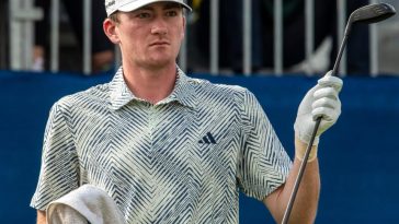 Nick Dunlap mira hacia la calle antes de su hora de salida con el grupo líder en uno de los campos del estadio Pete Dye durante la ronda final de The American Express en PGA West en La Quinta, California, el domingo 21 de enero de 2024.