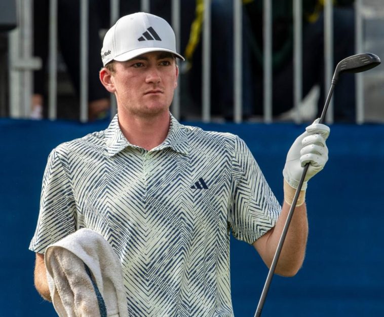 Nick Dunlap mira hacia la calle antes de su hora de salida con el grupo líder en uno de los campos del estadio Pete Dye durante la ronda final de The American Express en PGA West en La Quinta, California, el domingo 21 de enero de 2024.