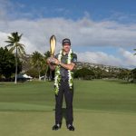 Nick Taylor celebra con el trofeo tras ganar el Sony Open de Hawaii 2025 en Waialae Country Club.