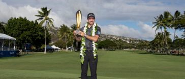 Nick Taylor celebra con el trofeo tras ganar el Sony Open de Hawaii 2025 en Waialae Country Club.