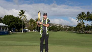 Nick Taylor celebra con el trofeo tras ganar el Sony Open de Hawaii 2025 en Waialae Country Club.