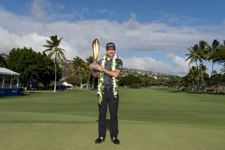 Nick Taylor celebra con el trofeo tras ganar el Sony Open de Hawaii 2025 en Waialae Country Club.