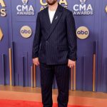 NASHVILLE, Tennessee - 20 de noviembre: Uso editorial solo Noah Kahan asiste a los 58 ° Premios CMA anuales en Music City Center el 20 de noviembre de 2024 en Nashville, Tennessee. (Foto de Jason Kempin/Getty Images) Org Xmit: 776215479 ID del archivo Orig: 2185826679