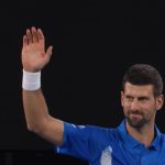 Novak Djokovic empata a Roger Federer en el último gran hito