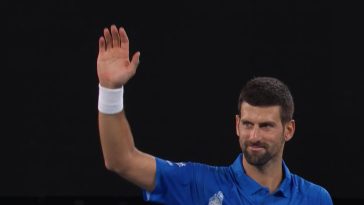 Novak Djokovic empata a Roger Federer en el último gran hito