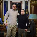 Volodymyr Zelenskyy, a la derecha, recibió a la estrella del boxeo Oleksandr Usyk en su regreso a Ucrania.