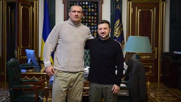 Volodymyr Zelenskyy, a la derecha, recibió a la estrella del boxeo Oleksandr Usyk en su regreso a Ucrania.