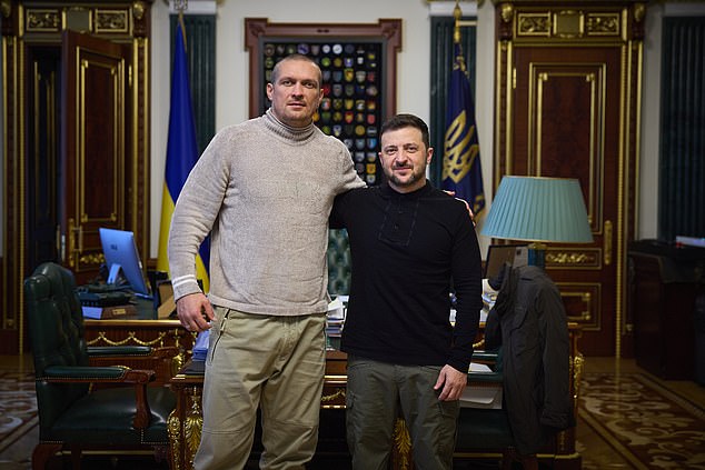 Volodymyr Zelenskyy, a la derecha, recibió a la estrella del boxeo Oleksandr Usyk en su regreso a Ucrania.