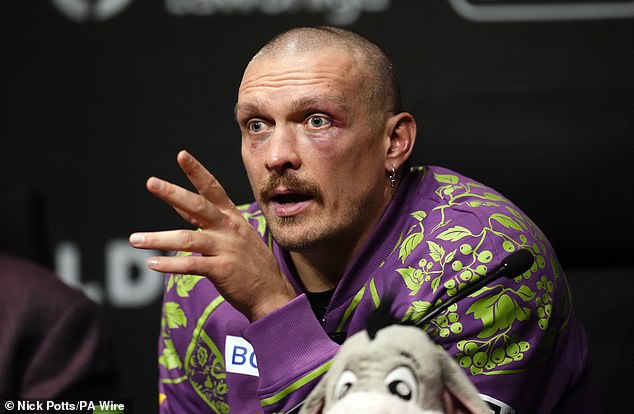 Oleksandr Usyk ha prometido jugar al fútbol profesionalmente después de retirarse del boxeo y marcar contra el Dynao Kyiv.