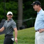 Rory McIlroy habla con Peyton Manning durante el día de trabajo Golden Bear Pro-Am para el Torneo Memorial en Muirfield Village Golf Club.