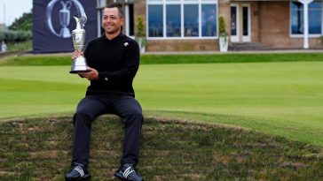 Xander Schauffele celebra con el Claret Jug en el green 18 para celebrar la victoria en el 152º Campeonato Abierto en Royal Troon.