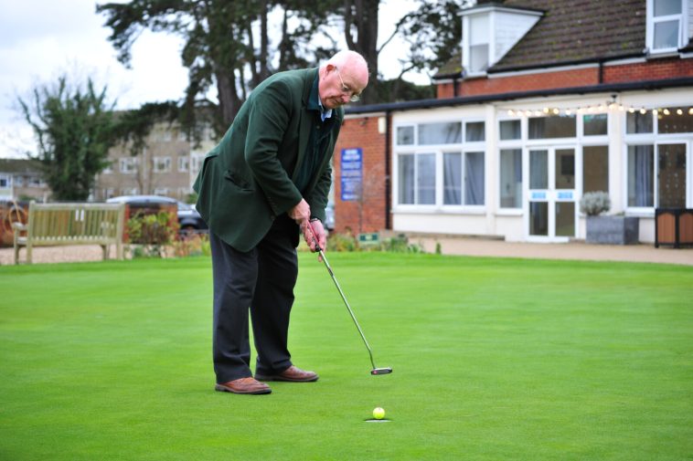 Resolución de Hole in One establecida por el golfista más viejo de Oxford - Golf News