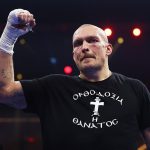 Oleksandr Usyk levantó la mano después de vencer a Tyson Fury por puntos el sábado por la noche.