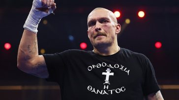 Oleksandr Usyk levantó la mano después de vencer a Tyson Fury por puntos el sábado por la noche.