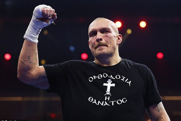 Oleksandr Usyk levantó la mano después de vencer a Tyson Fury por puntos el sábado por la noche.