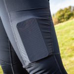 Un iPhone en el bolsillo del culotte largo con tirantes POC Thermal Cargo