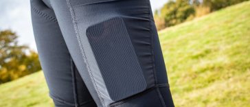 Un iPhone en el bolsillo del culotte largo con tirantes POC Thermal Cargo