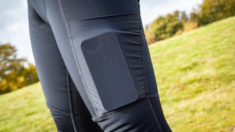 Un iPhone en el bolsillo del culotte largo con tirantes POC Thermal Cargo