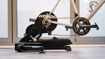 Un primer plano de un entrenador de interior wahoo kickr move