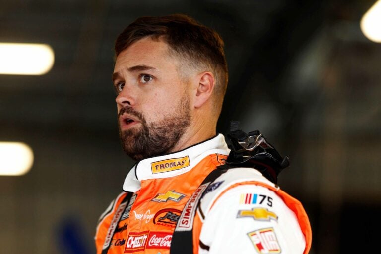 Ricky Stenhouse Jr choca a Logan Seavey tras la meta (Vídeo)