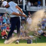 Scottie Scheffler realiza su golpe de salida en el hoyo 17, par 3, del campo TPC Sawgrass Players Stadium el 14 de marzo de 2024. Luego ganó el torneo por un golpe y se convirtió en el primer ganador repetido en los 50 años de historia de The Jugadores.