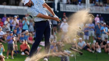 Scottie Scheffler realiza su golpe de salida en el hoyo 17, par 3, del campo TPC Sawgrass Players Stadium el 14 de marzo de 2024. Luego ganó el torneo por un golpe y se convirtió en el primer ganador repetido en los 50 años de historia de The Jugadores.