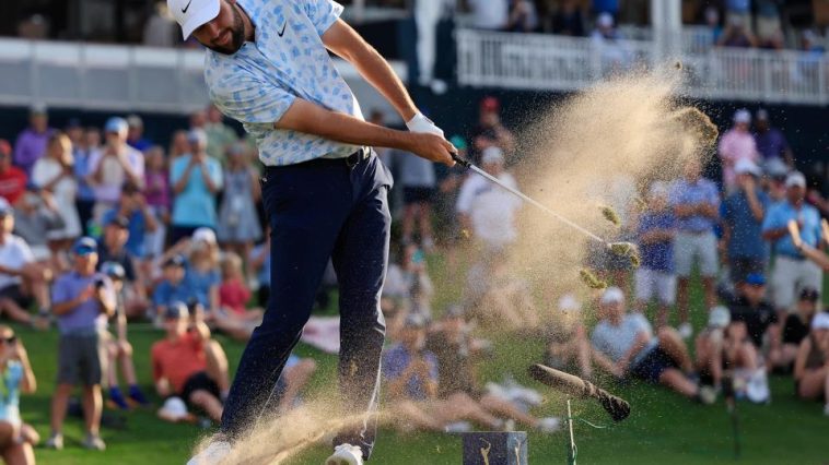 Scottie Scheffler realiza su golpe de salida en el hoyo 17, par 3, del campo TPC Sawgrass Players Stadium el 14 de marzo de 2024. Luego ganó el torneo por un golpe y se convirtió en el primer ganador repetido en los 50 años de historia de The Jugadores.