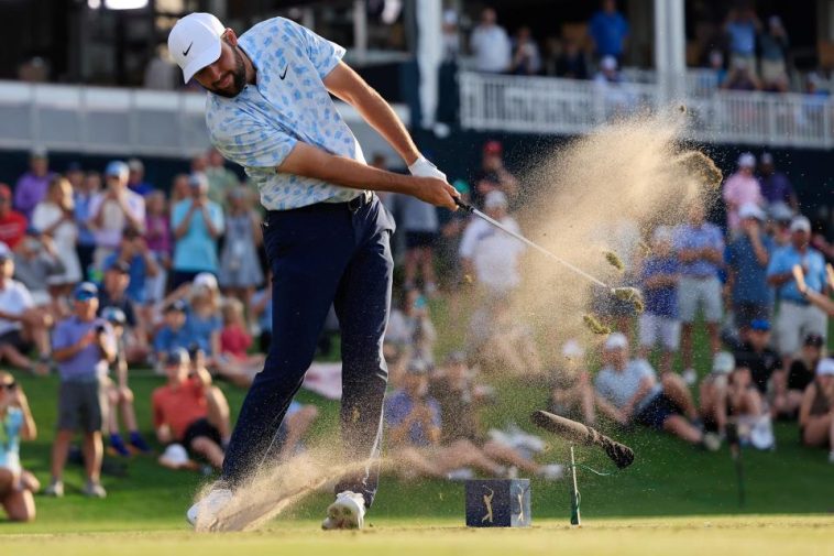 Scottie Scheffler realiza su golpe de salida en el hoyo 17, par 3, del campo TPC Sawgrass Players Stadium el 14 de marzo de 2024. Luego ganó el torneo por un golpe y se convirtió en el primer ganador repetido en los 50 años de historia de The Jugadores.