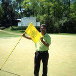 Steve DiMeglio de Golfweek posa en el hoyo 18 en Augusta National. Foto cortesía de Steve DiMeglio