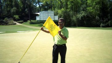 Steve DiMeglio de Golfweek posa en el hoyo 18 en Augusta National. Foto cortesía de Steve DiMeglio