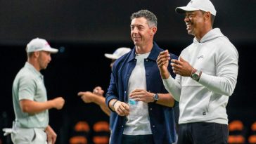 Rory McIlroy y Tiger Woods observan a los golfistas calentar para el partido inaugural en el SoFi Center, sede de TGL, la liga de golf interactiva fundada por Woods y McIlroy el 7 de enero de 2025 en Palm Beach Gardens, Florida.