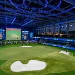 Los golfistas Wyndham Clark, centro, y Rickie Fowler se preparan para sacar la pelota de los bunkers durante el día de prensa en el SoFi Center, sede de TGL, la liga de golf interactiva fundada por Tiger Woods y Rory McIlroy el 18 de diciembre de 2024, en Palm. Jardines de la playa, Florida.