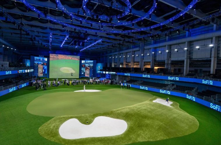 Los golfistas Wyndham Clark, centro, y Rickie Fowler se preparan para sacar la pelota de los bunkers durante el día de prensa en el SoFi Center, sede de TGL, la liga de golf interactiva fundada por Tiger Woods y Rory McIlroy el 18 de diciembre de 2024, en Palm. Jardines de la playa, Florida.