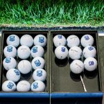 Pelotas de golf en el tee del SoFi Center, sede de TGL, la liga de golf interactiva fundada por Tiger Woods y Rory McIlroy el 18 de diciembre de 2024, en Palm Beach Gardens, Florida.