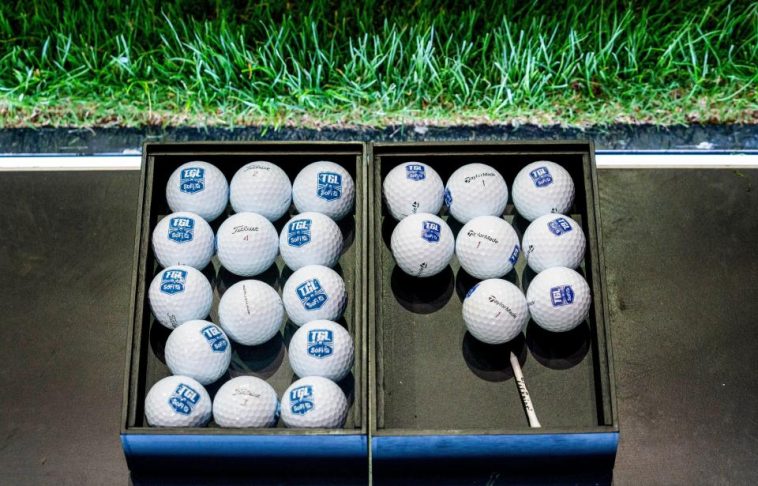 Pelotas de golf en el tee del SoFi Center, sede de TGL, la liga de golf interactiva fundada por Tiger Woods y Rory McIlroy el 18 de diciembre de 2024, en Palm Beach Gardens, Florida.