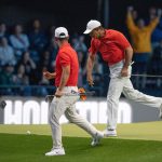 Tiger Woods de Júpiter enlaces arroja la pelota después de hacer un putt durante un partido TGL contra el fondo de fondo en el Centro Sofi el 27 de enero de 2025, en Palm Beach Gardens, Florida.