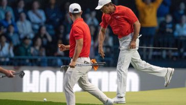 Tiger Woods de Júpiter enlaces arroja la pelota después de hacer un putt durante un partido TGL contra el fondo de fondo en el Centro Sofi el 27 de enero de 2025, en Palm Beach Gardens, Florida.