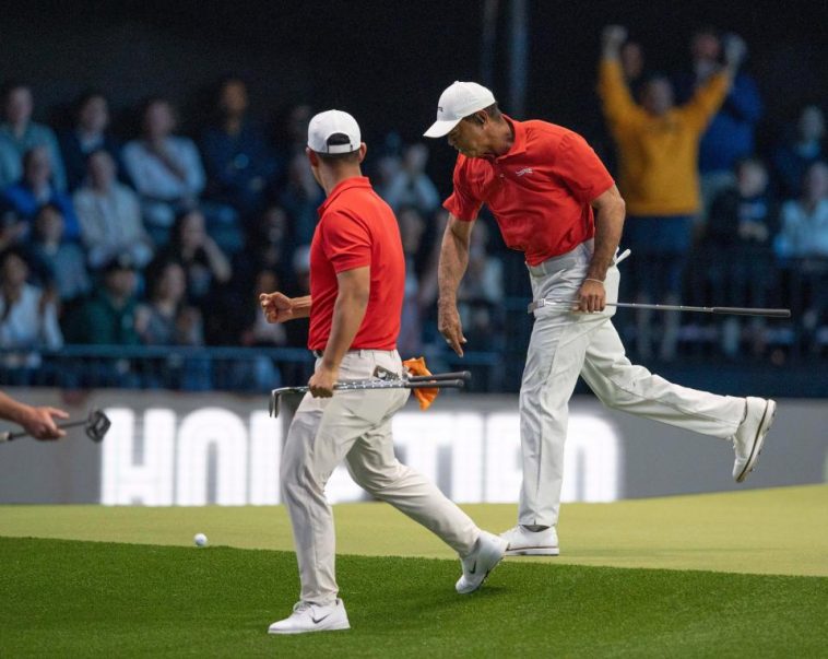 Tiger Woods de Júpiter enlaces arroja la pelota después de hacer un putt durante un partido TGL contra el fondo de fondo en el Centro Sofi el 27 de enero de 2025, en Palm Beach Gardens, Florida.