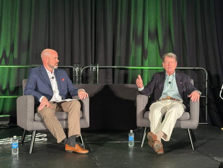 Jay Karen (izquierda) entrevistando al ganador del Premio al Mérito NCGOA, Tom Watson, en la Conferencia de Negocios NCGOA en el PGA Merchandise Show 2025.