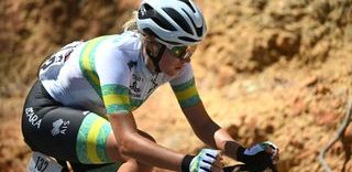 WILLUNGA HILL AUSTRALIA 18 DE ENERO Alli Anderson de Australia y el equipo ciclista australiano ARA compiten en la escapada durante el noveno Santos Women Tour Down Under 2025 Etapa 2, una etapa de 115 km desde Unley hasta Willunga Hill 370 m el 18 de enero de 2025 en Willunga Hill Australia Foto de Dario BelingheriGetty Imágenes