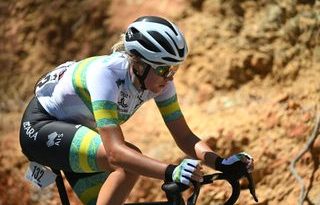 WILLUNGA HILL AUSTRALIA 18 DE ENERO Alli Anderson de Australia y el equipo ciclista australiano ARA compiten en la escapada durante el noveno Santos Women Tour Down Under 2025 Etapa 2, una etapa de 115 km desde Unley hasta Willunga Hill 370 m el 18 de enero de 2025 en Willunga Hill Australia Foto de Dario BelingheriGetty Imágenes